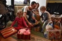 Három gyermekét egyedül nevelő apához érkezett a Szolnok Segít program adománya